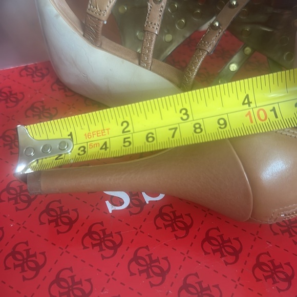 Guess Laidea medium brown leather 6.5 in great condition the box does have wear - Picture 5 of 9